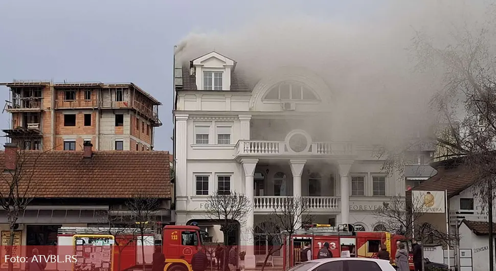 Пожар на кући у центру града, ватрогасци на терену