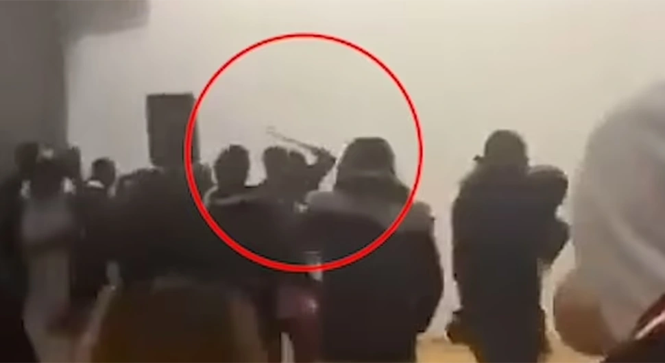 Велика Британија: Банда упала на рођендан, ножевима напали тинејџере