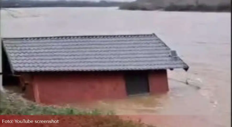 Поплаве у Оџаку направиле хаос: Викендица плута ријеком Босном