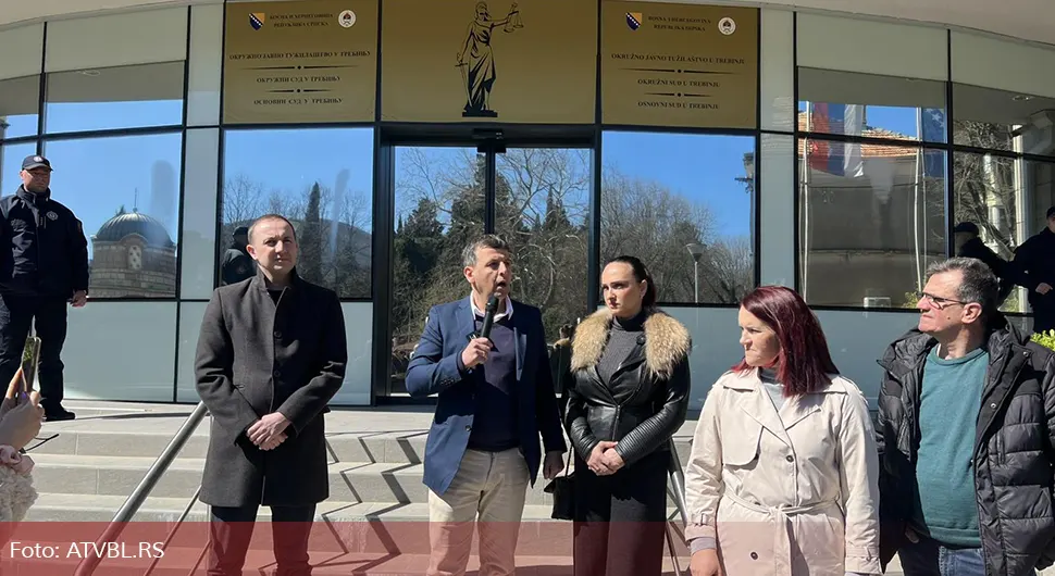 Вукановић протестовао испред требињске Палате правде