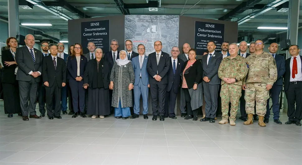Шмит и чланови ПИК-а засиједали у Поточарима: 'Срамни односи према српским жртвама'