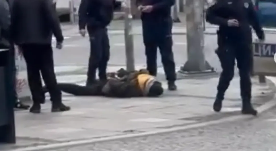 Хорор сцена у центру града: Ножем убио пса, па бјежао од полиције