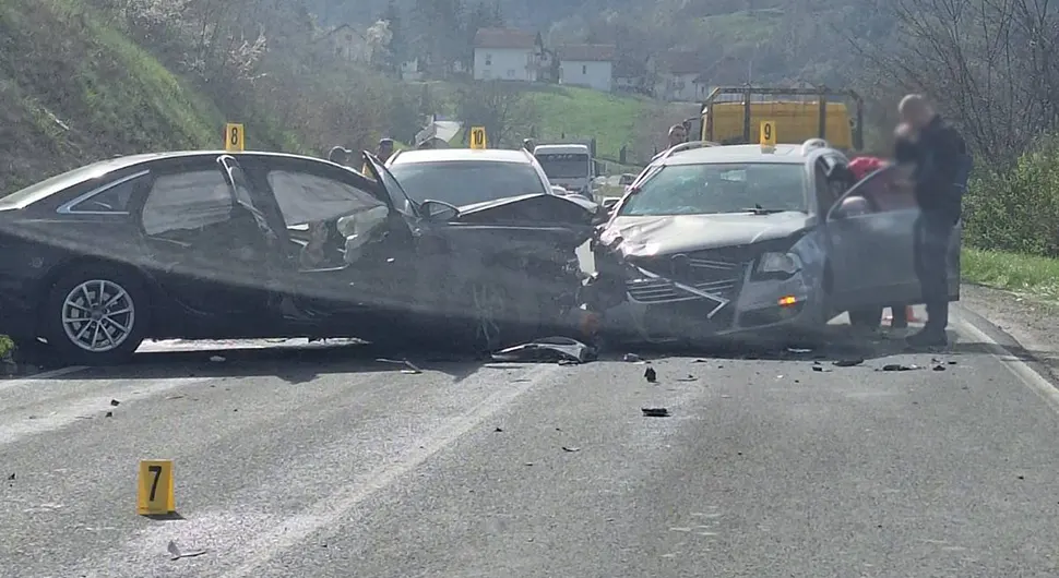 Судар четири возила: Повријеђене три особе, саобраћај обустављен