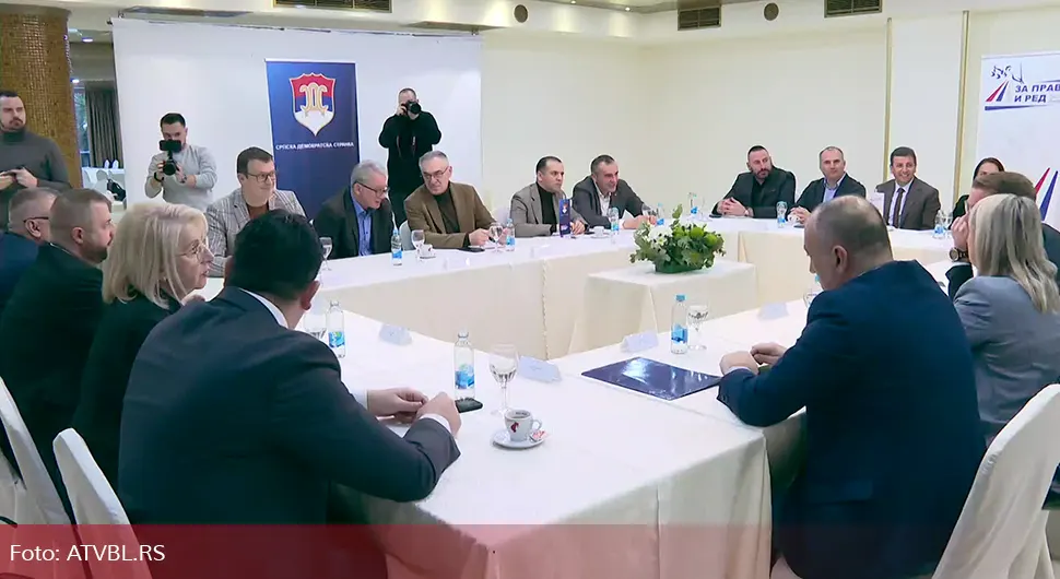 Шмит и опозиција раме уз раме