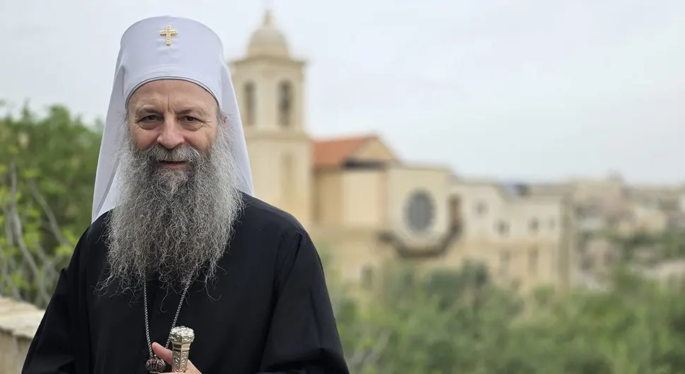 Патријарх Порфирије у Пећкој патријаршији служио вечерње богослужење са изношењем плаштанице