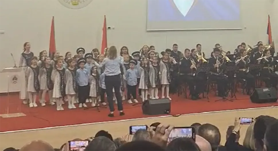 Хор ''Мали принц'' на свечаној академији изазвао одушевљење нумером ''Мој полицајац''