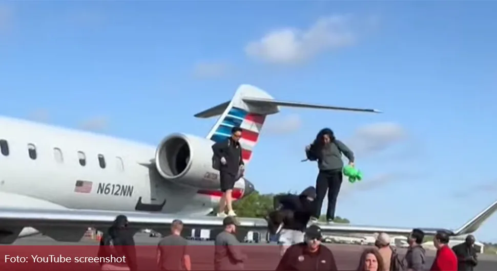 Објављен драматичан снимак: Кабина авиона се напунила димом, путници скакали са крила