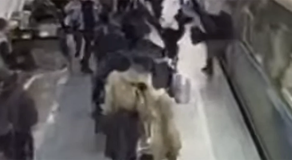 Жена гурнула човјека на воз, снимак леди крв у жилама