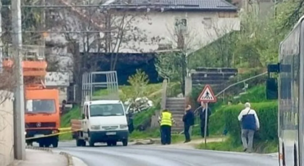 Клиом ударио у камион: Двојица радника испала из корпе