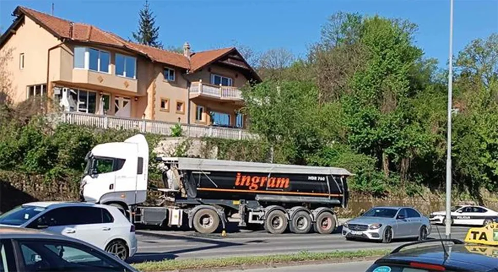 Судар камиона и кедија у Тузли