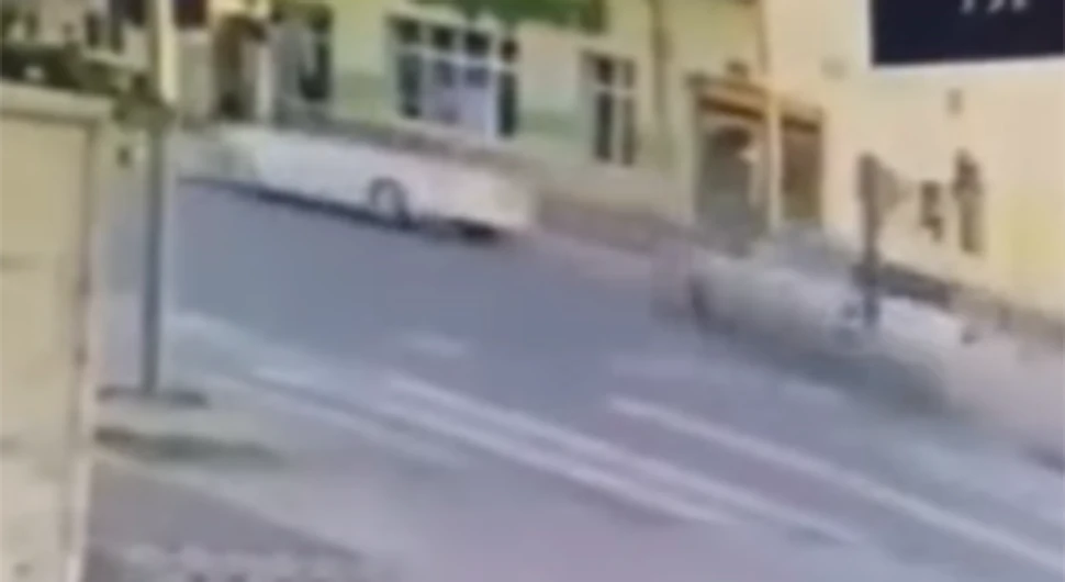 Језив снимак несреће у Новом Саду: Великом брзином налетио на групу
