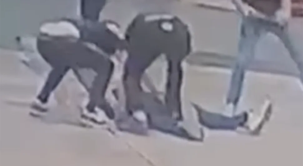 Испливао снимак након пуцњаве у Србији: Рањени пада пред рестораном