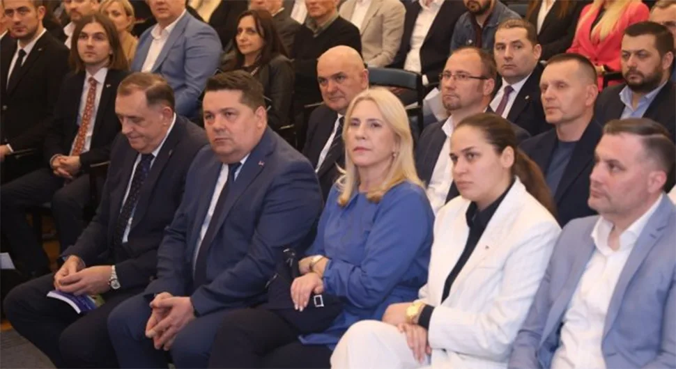 Завршна јавна расправа о Нацрту новог устава Српске: Присуствује Додик