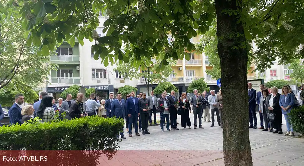 Положени вијенци на споменик ''12 беба''