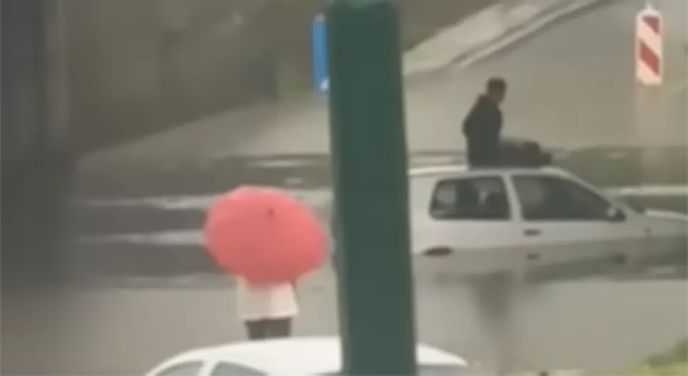 Ауто потопљен, возач се попео на кров