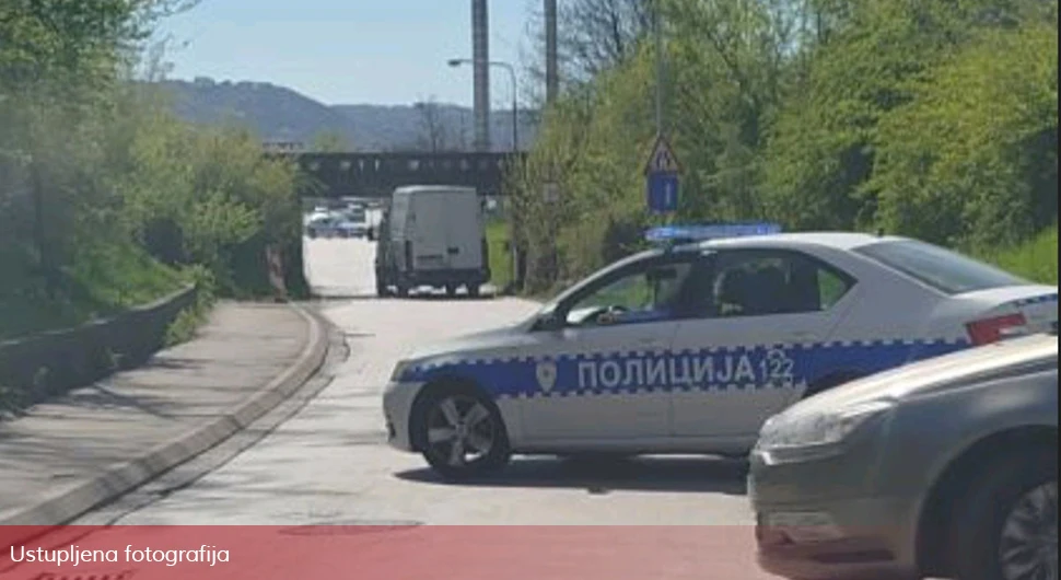 Поново незгода код Инцела: Комби 'запео' за надвожњак, једна особа повријеђена