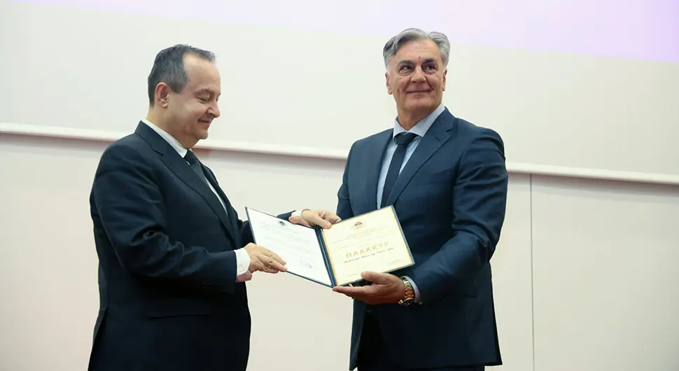 Каран уручио плакету Дачићу