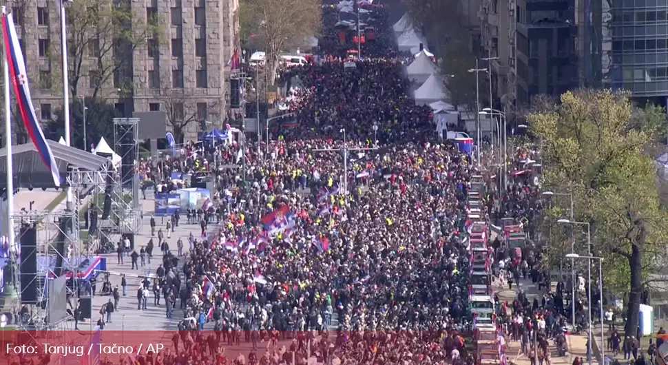 Колоне људи пристижу у Београд на скуп ''Не дамо Србију''