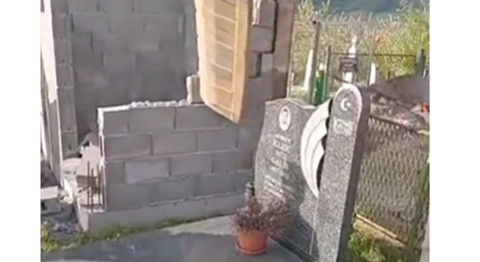 Само у БиХ: Јавни тоалет направили на локалном гробљу