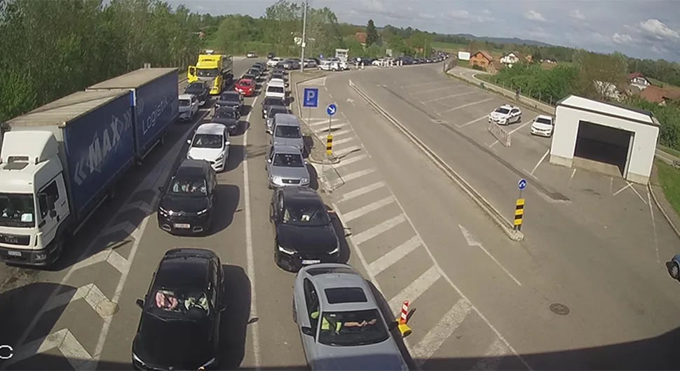 На границама гужве: Ништа боље ни на путевима