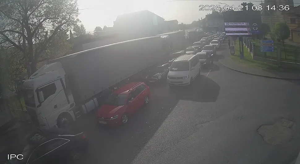 Дуга колона возила на излазу из БиХ