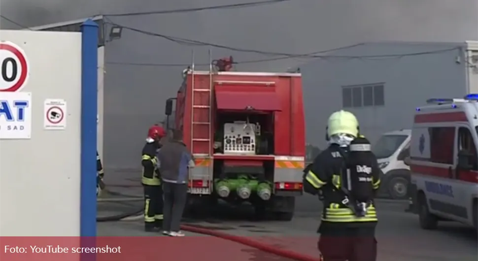 Пожар у грађевинској фирми: Ватра захватила хиљаду квадрата