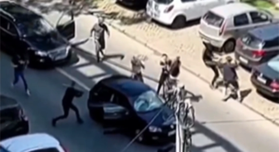 Нови узнемирујући снимак: Тинејџере унаказили летвама па полупали ауто