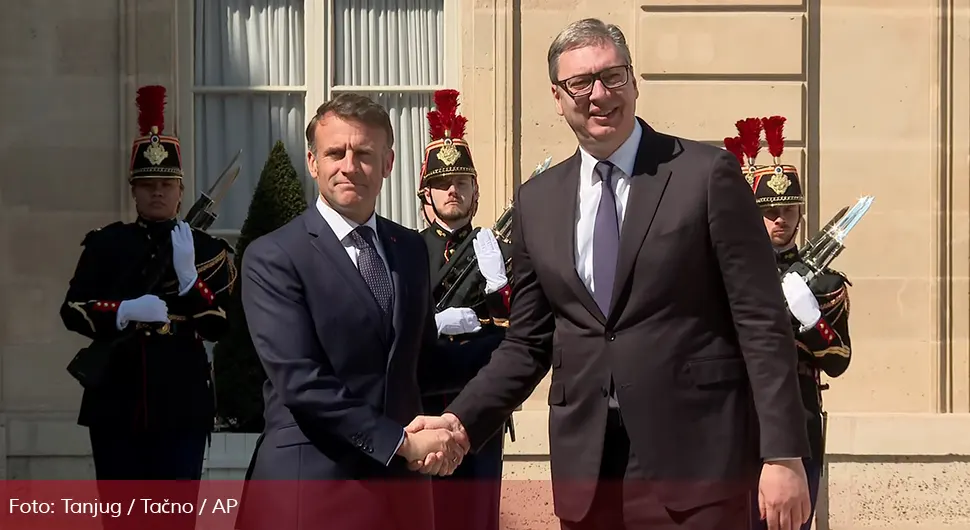 Макрон на Иксу објавио статус на српском језику и ћирилици