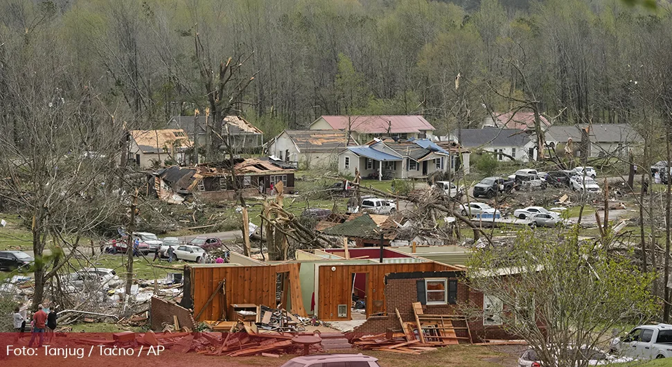 Стравичне сцене из Америке: Олуја однијела 16 живота; Дјечак страдао на путу до школе