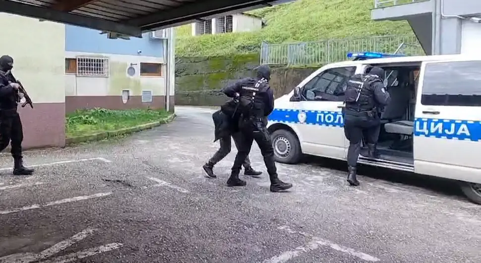Погледајте спровођење разбојника из Зворника: Пријетећи ножем украо 3.000 КМ
