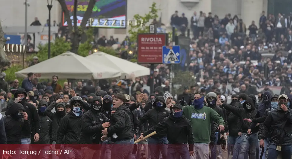 Више од 20 полицајаца повријеђено у сукобу са навијачима