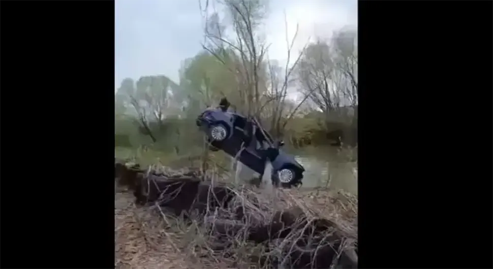 За длаку избјегнута нова трагедија у Лакташима: Младићи слетјели аутом у језеро