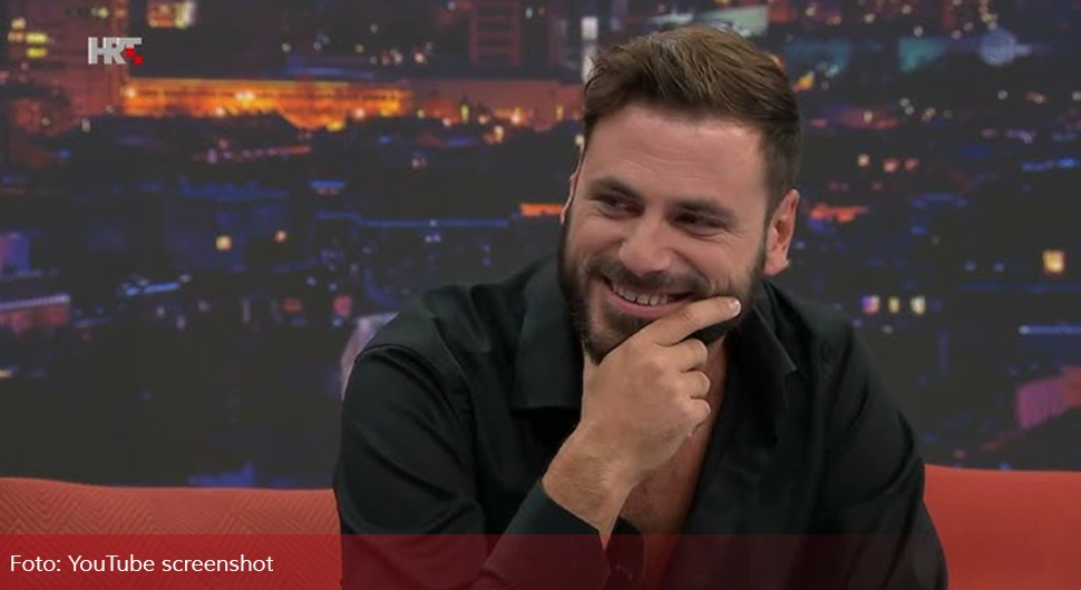 Стјепан Хаусер одсвирао ''Тамо далеко''