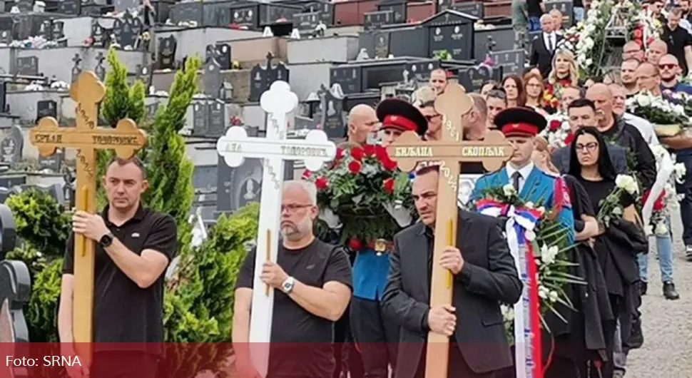 Сахрањен Срђан Тодоровић и чланови његове породице