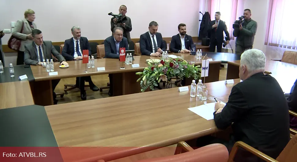 Бјеже од дијалога, реалности и одговорности: ''Тројка'' залутала у властитом лавиринту