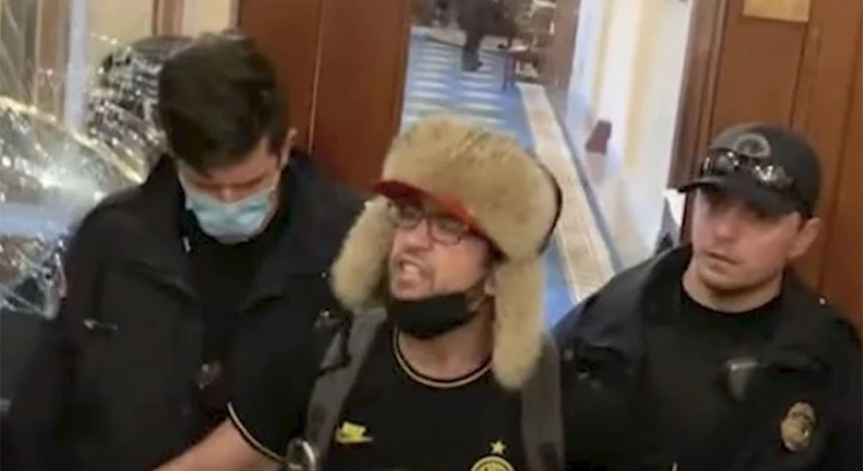 Трамп помиловао нападача на Капитол, сад га ухапсили због провале и вандализма