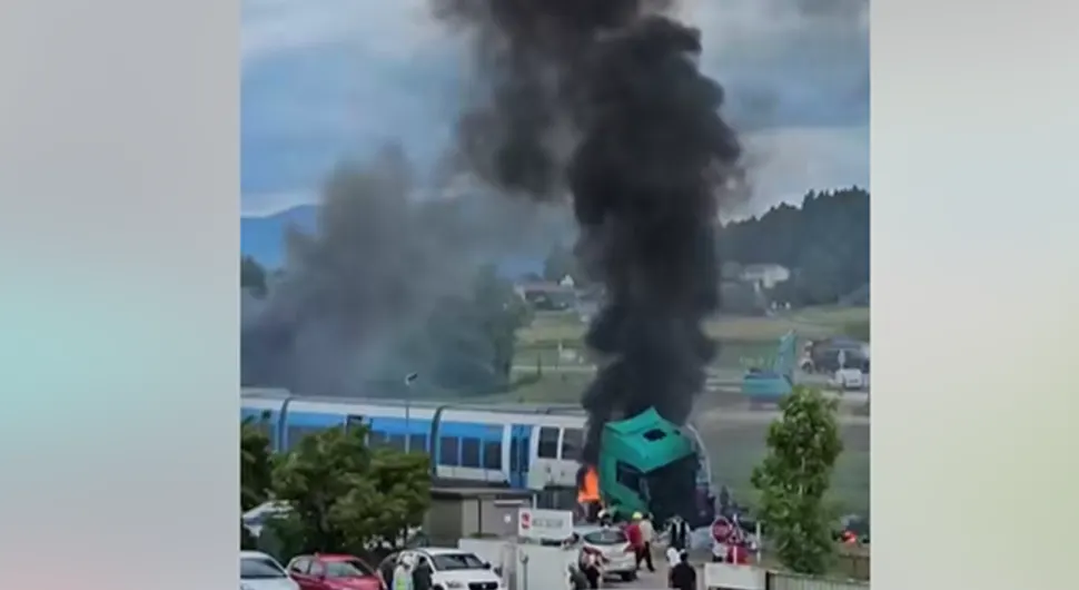 Камион хрватских таблица ударио у воз: Језиви снимци са мјеста несреће, све је у пламену