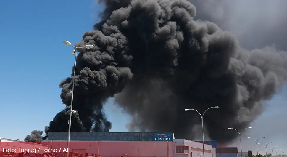 Букти пожар у складишту хемикалија: Становништву наређено да остане у кућама