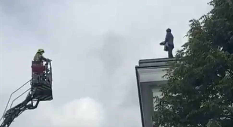 Посланик се попео на кров Скупштине и пријетио да ће скочити