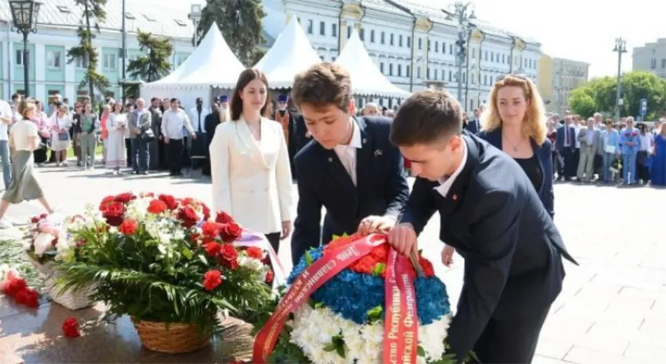 Представништво Српске у Москви положило вијенац на споменик Ћирилу и Методију