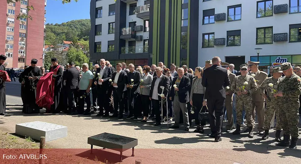 Годишњица "Тузланске колоне": На мјесту убиства 54 младића - тамјан, руже и воштанице