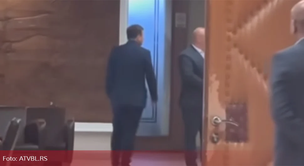 Вукановић и Вучинић удаљени из скупштинске сале