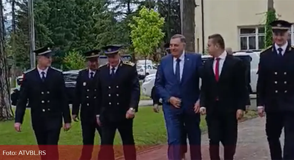 Предсједник Додик стигао у касарну Козара
