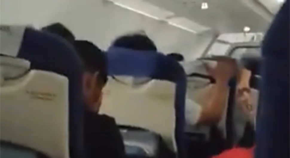 Авион улетио у олују са јаким градом: Драма на лету