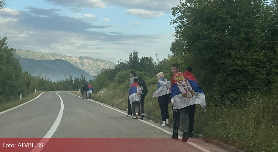 Млади Требињци кренули пјешке у родно село Светог Василија Острошког