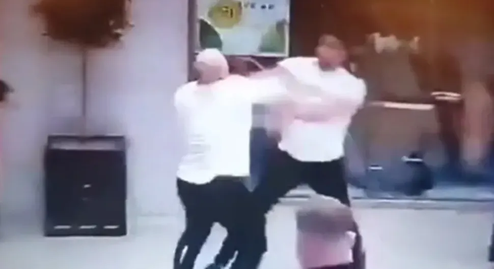 Масовна туча у тржном центру - ВИДЕО