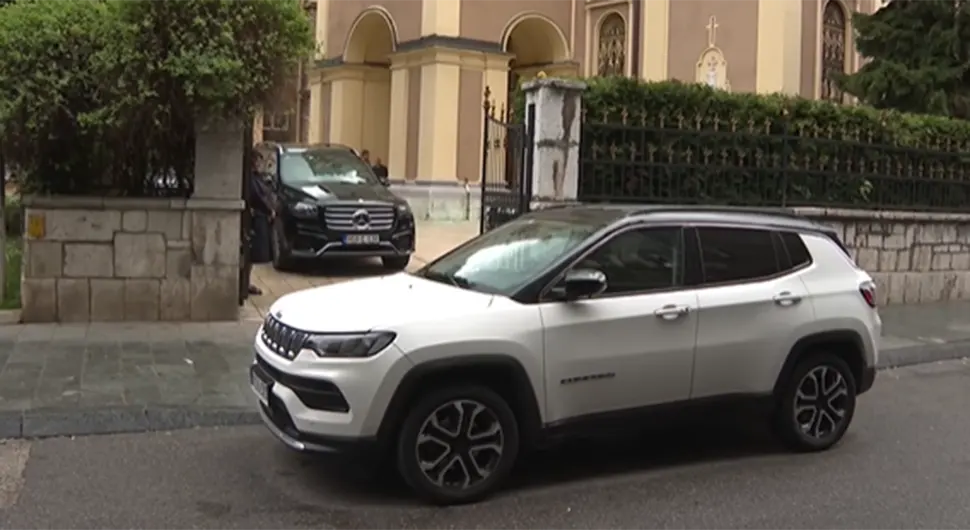 Аутомобил паркиран на улазу у сједиште Митрополије; МУП Кантона нема паука да склони возило