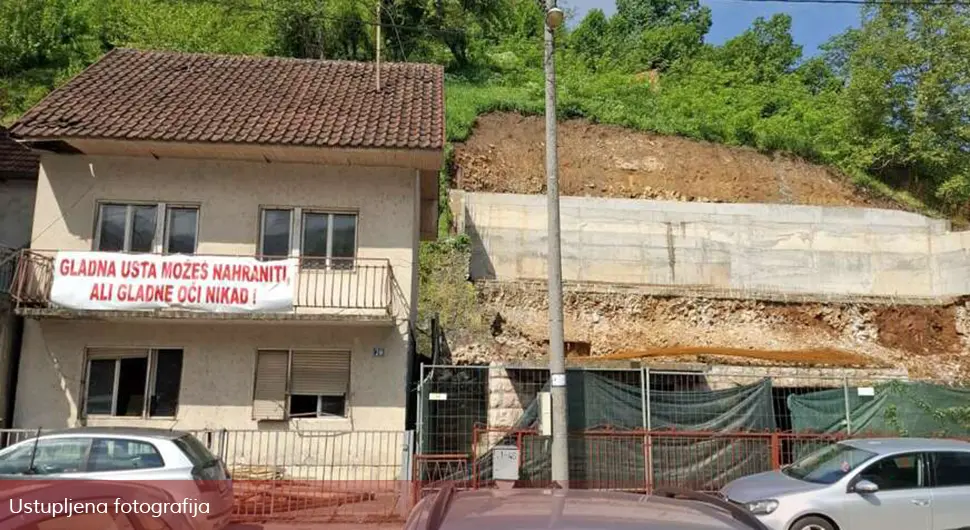 Агонија 2 комшинице у Зворнику: Инвеститор им срушио степенице и блокирао улаз у кућу и двориште