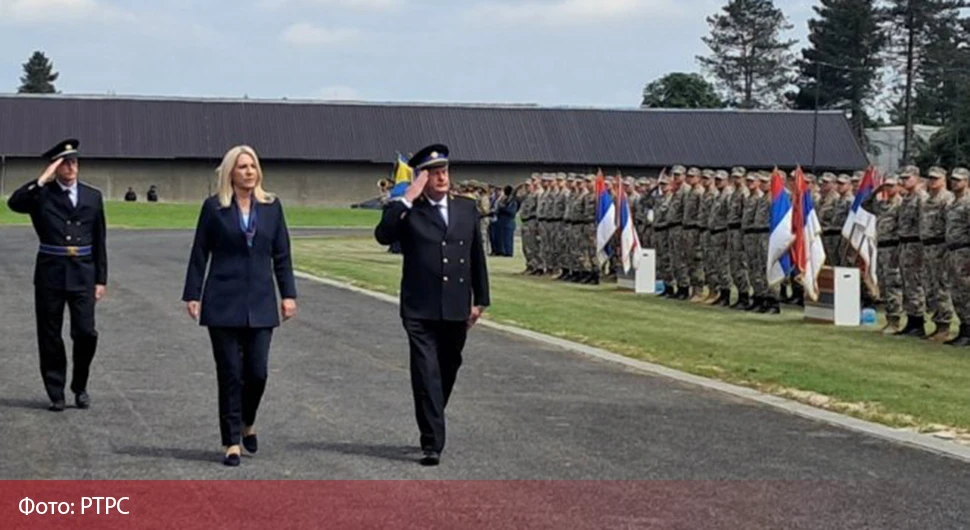 Предајом рапорта Цвијановићевој настављена централна свечаност у касарни ''Козара''