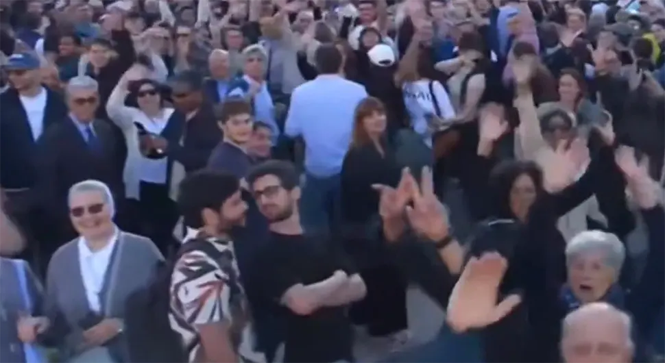 Геј пар изазвао гњев јавности на инаугурацији папе, ево шта су урадили када је наишла камера